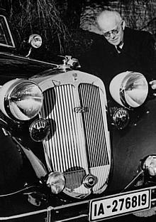 August Horch im Jahre 1936, Mitglied des Aufsichtsrates der Auto Union AG mit Horch 853 Sport Cabriolet.